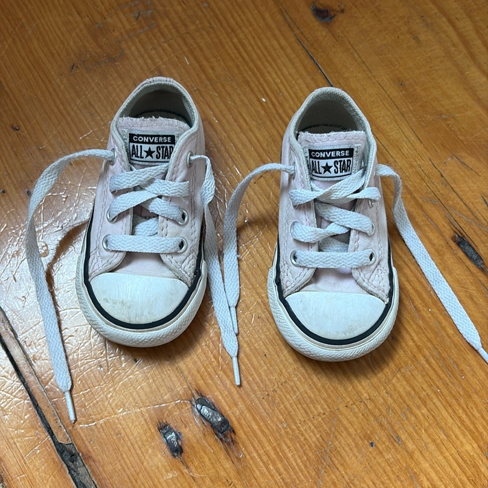 Toddler chuck Taylor converse sneaker size 5